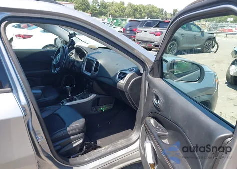 2018 Jeep Compass Latitude 4X4 из США, поврежденный, VIN 3C4NJDBBXJT417493